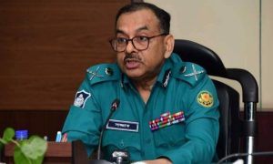 নাশ/কতাকারীদের দেখামাত্র গু/লির নির্দেশ ডিএমপি কমিশনারের
তাহলে জুলাই আন্দোলনে পুলিশের জান মাল সরকারি স্থাপনা রক্ষার্থে যদি পুলিশ গুলি করে তাতে হতাহতের দায় কেন শেখ হাসিনার? 

হামলা কারীদের দেখলে পুলিশের গুলি চালানোর
এই ক্ষমতা আছে। দাঙ্গা থামাতে, দেশের সম্পদ রক্ষার্থে, আত্মরক্ষার্থে পুলিশ আইন অনুযায়ী তার উপর অর্পিত এই ক্ষমতা প্রয়োগ করতে পারে। 

কিন্তু শান্তিপূর্ণ শোভাযাত্রা, শান্তিপূর্ণ জনসভা, শান্তিপূর্ণ বিক্ষোভ মিছিলে পুলিশ এই ক্ষমতা প্রয়োগ করতে পারবে না।

 বড় জোর কাঁদানে গ্যাস লাঠিচার্জ অথবা ফাকা গুলি (রাবার বুলেট) ছুড়তে পারবে। 

তবে গত বছরের জুলাই আগষ্টে সংগঠিত ঘটনার চরিত্র কেমন ছিলো, তা সবারই জানা। 

সেই সহিংস, সশস্ত্র সংঘর্ষ থামাতে,পুলিশ নিজের জীবন বাঁচাতে তাদের উপর অর্পিত ক্ষমতারই প্রয়োগ করেছিলো। 

এরজন্য সরকার প্রধান এবং সরকারি দলের সব সদস্য, আইনজীবী, সাংবাদিক, শিল্পী, সাহিত্যিক, অভিনেতা অভিনেত্রী, গায়ক গায়িকাদের হরদমে  
হত্যা মামলায় বিচার করাটাই অবৈধ।

.
.
.
.

